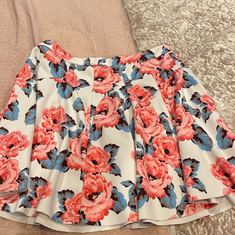 Adorable A line floral skirt.